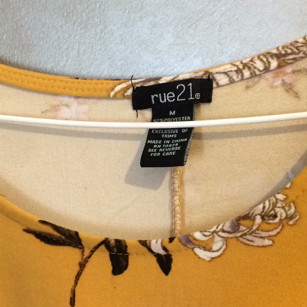 RUE 21 TOP - Picture 3 of 3